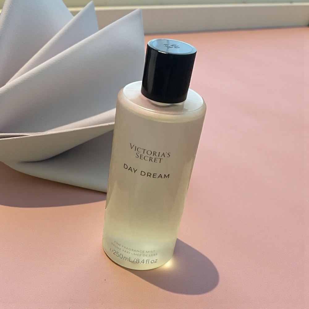 Victoria's Secret Day Dream Fine Fragrance Mist Spray 8.4 fl oz.